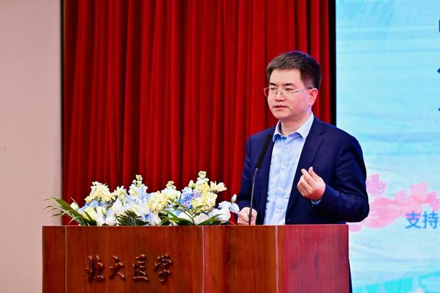 中国人体器官捐献管理中心主任侯峰忠在演讲中。（图片由北京大学清明论坛提供）