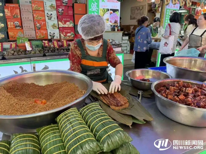 梁婆婆手工鲜粽店内，工作人员现场包粽子