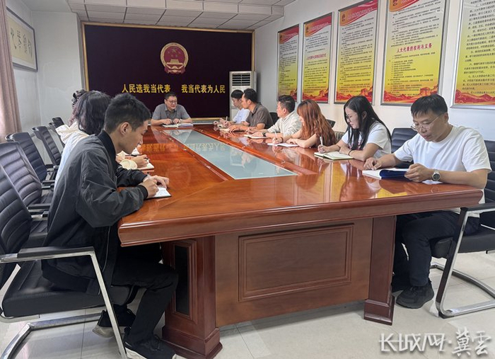 邢台市襄都区北大街街道党工委书记李阳在北大街办事处开展工作。通讯员 张志霞 供图