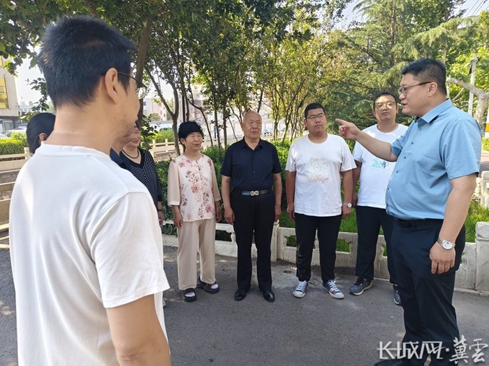 邢台市襄都区北大街街道党工委书记李阳在牛市新街社区门前广场上为各族群众宣传民族政策。通讯员 张志霞 供图