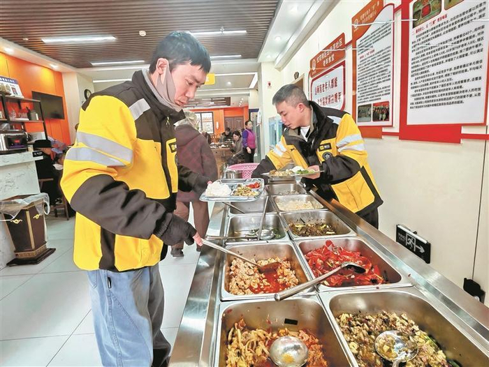 遵义市红花岗区中山路街道白杨洞社区食堂为新就业群体提供优惠餐食套餐。（白杨洞社区供图）