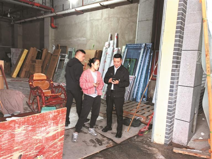 赤水市交通运输局工作人员何剑波（右一）与企业负责人沟通协调，解决运费纠纷。（赤水市交通运输局供图）