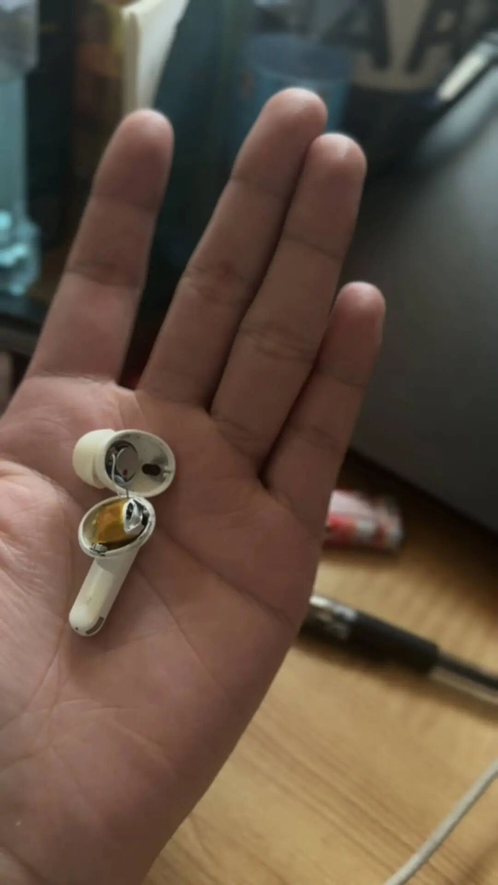 裂开的耳机（图据受访者）