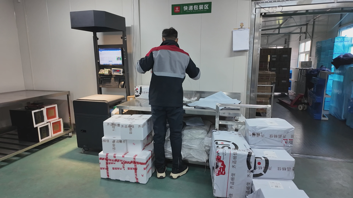 顺丰快递员驻场烤肉企业工厂打包发运