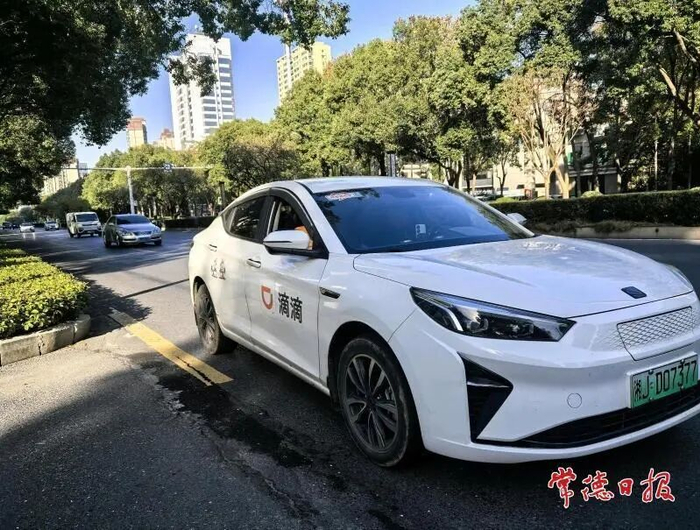 一辆网约车正在运营