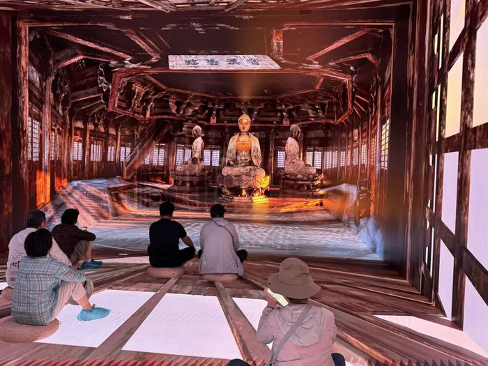 游客在应县木塔数字沉浸式体验空间欣赏木塔内部场景。