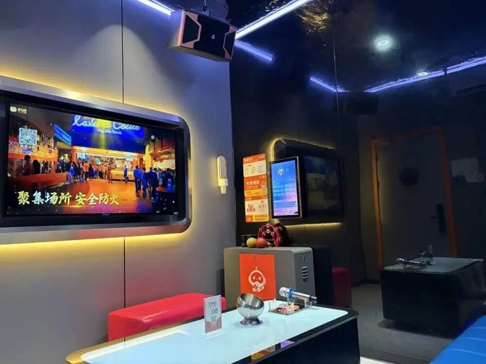 *自助KTV内部陈设（惊蛰研究所摄）