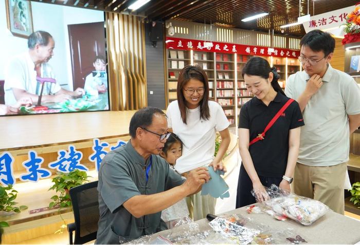 袁贞波为读者讲解眼镜盒的制作步骤