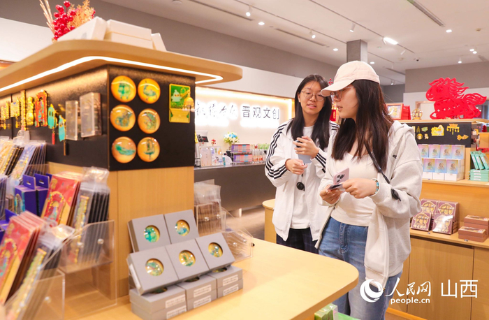 现场文创产品种类繁多。人民网记者 王帆摄