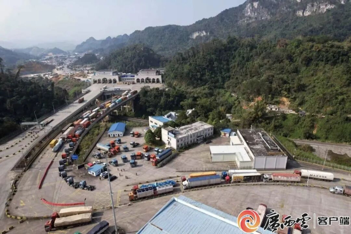 友谊关口岸出入境车辆正在通行。广西商务厅供图