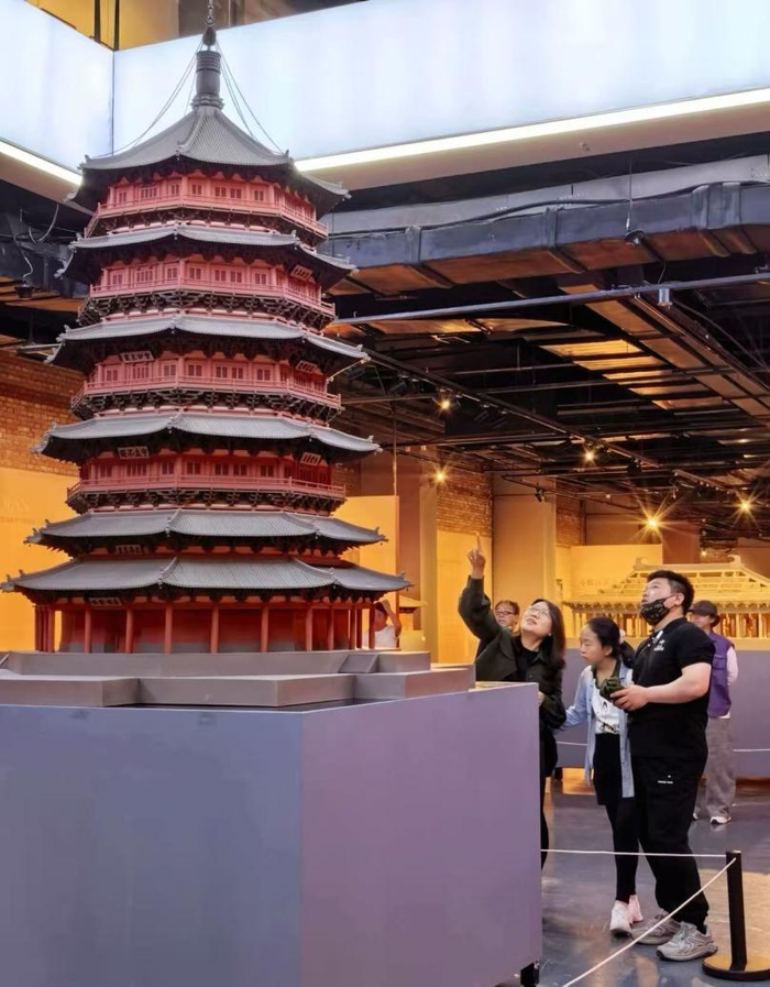 ▲驻足欣赏，静品古建之美