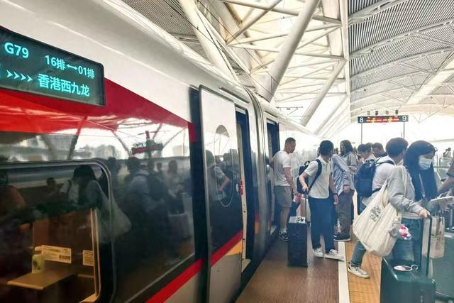 国铁广州局铁路营业总里程突破1.2万公里，其中广东省境内高铁运营里程3412公里。国铁广州局/图