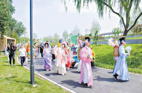 图为北京非遗嘉年华活动现场的国风巡游。