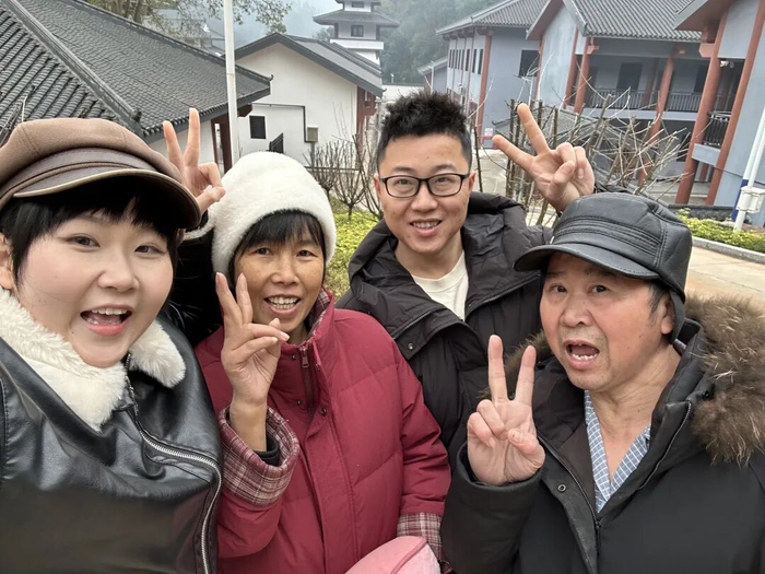 刘巧和家人在一起。