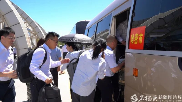 5月28日，重庆市援疆干部人才抵达哈密。赵嘉慧摄