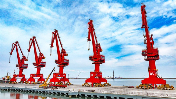 6月10日拍摄的黄骅港综合港区9号、10号通用泊位项目建设现场。