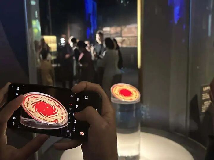 太阳神鸟金饰 记者 邓敏敏 摄