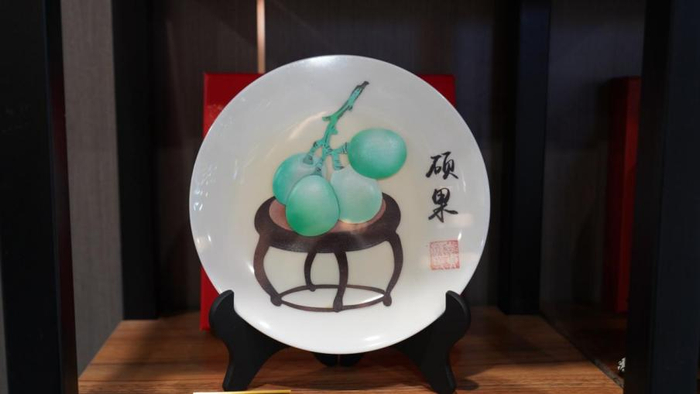 袁贞波的皮贴画作品《硕果》