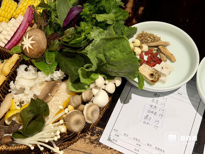 药膳火锅汤底与配菜。潮新闻记者 李稀 摄