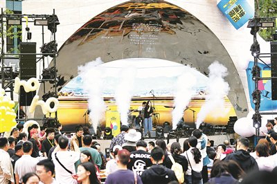 2025阿云朵仓精酿啤酒节上，音乐演出点燃现场气氛（资料图片）。