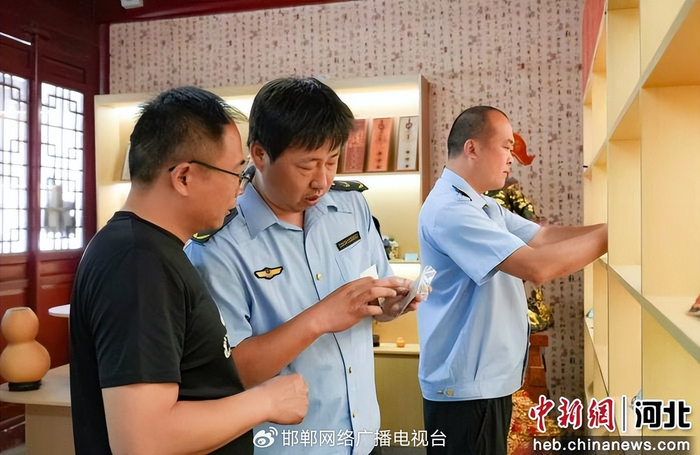 图为丛台区市场监督管理局工作人员在景区文创店进行价格监督检查。 王倩倩 摄