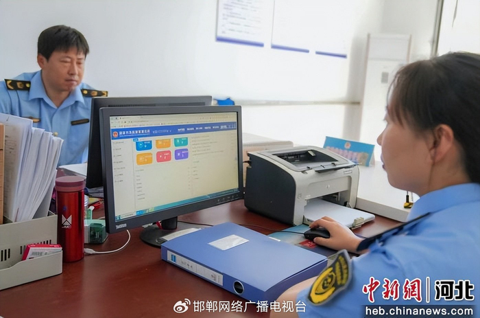 图为工作人员正在处理游客线上投诉。 王倩倩 摄