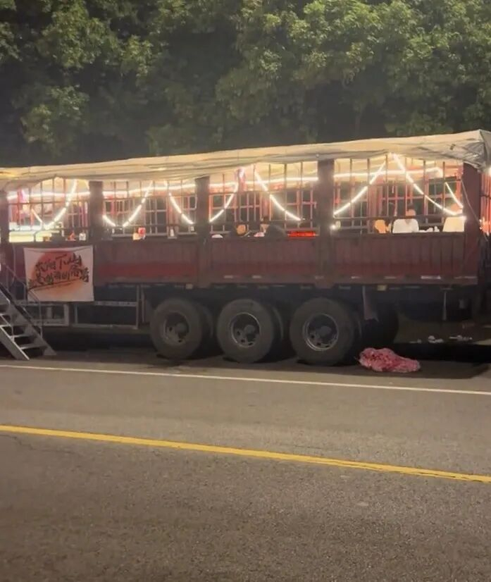 △ 半挂车烧烤（视频截图）