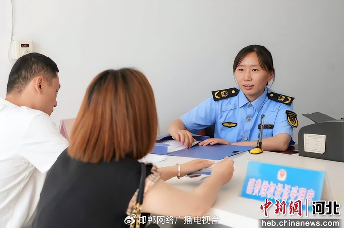 图为工作人员正在接待前来维权的游客。 王倩倩 摄