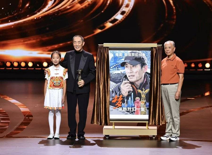 （从左至右）韩舒心、张艺谋、李树德