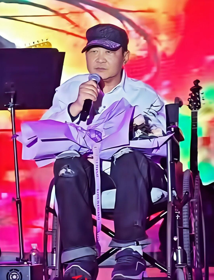 2025年8月，张克芃曾登台献唱（图源：阿勒泰市融媒体中心）