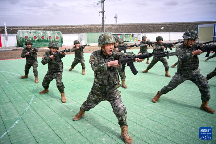 　　6月11日，武警青海总队海西支队执勤九中队官兵在开展刺杀操训练。新华社记者 张铖 摄