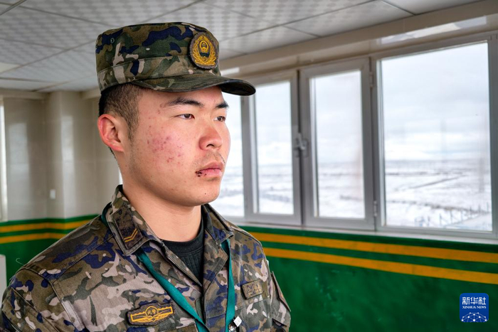 　　6月10日，武警青海总队海西支队执勤九中队战士王昌轩在哨位执勤。新华社记者 张铖 摄