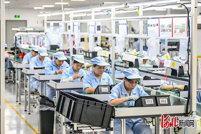 6月12日，河北初光汽车部件有限公司，工人在生产汽车电子部件。 河北日报记者 田 明摄