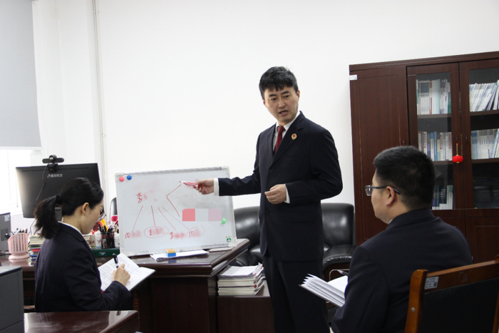 2025年11月，办案组围绕李某等人非法获取计算机信息系统数据案展开讨论。