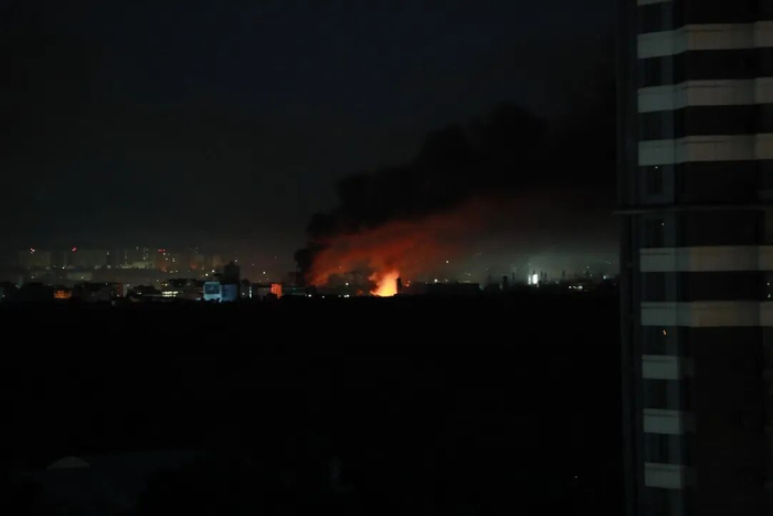 △6月2日凌晨在乌克兰首都基辅市拍摄的火光和浓烟。