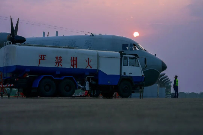 　　▲保障车为战机加注油料