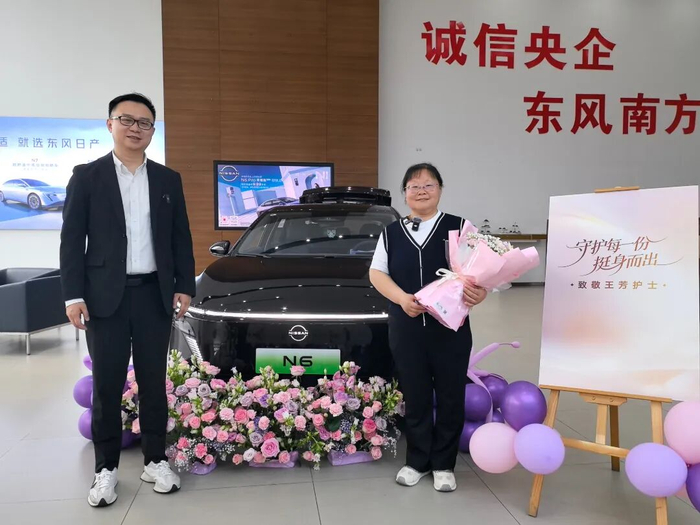 图为王芳获赠新车。