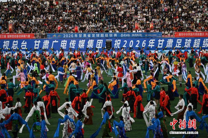 图为开幕式上锅庄舞表演。　戴文昌 摄