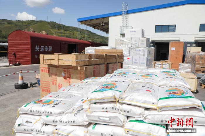 　　6月3日，在青海省西宁市青藏铁路物流中心双寨铁路货场内，发往西藏的货物等待装车。　马铭言 摄
