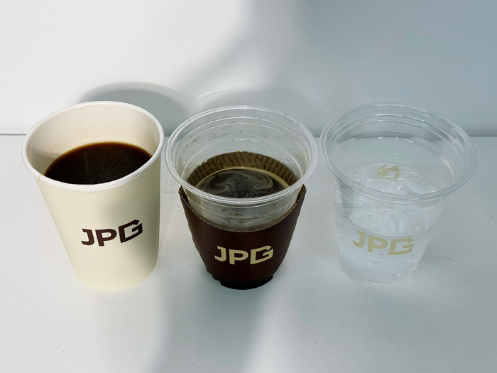热美式（左）、冰美式咖啡液杯（中）、冰美式冰杯（右）     《消费者报道》记者 摄