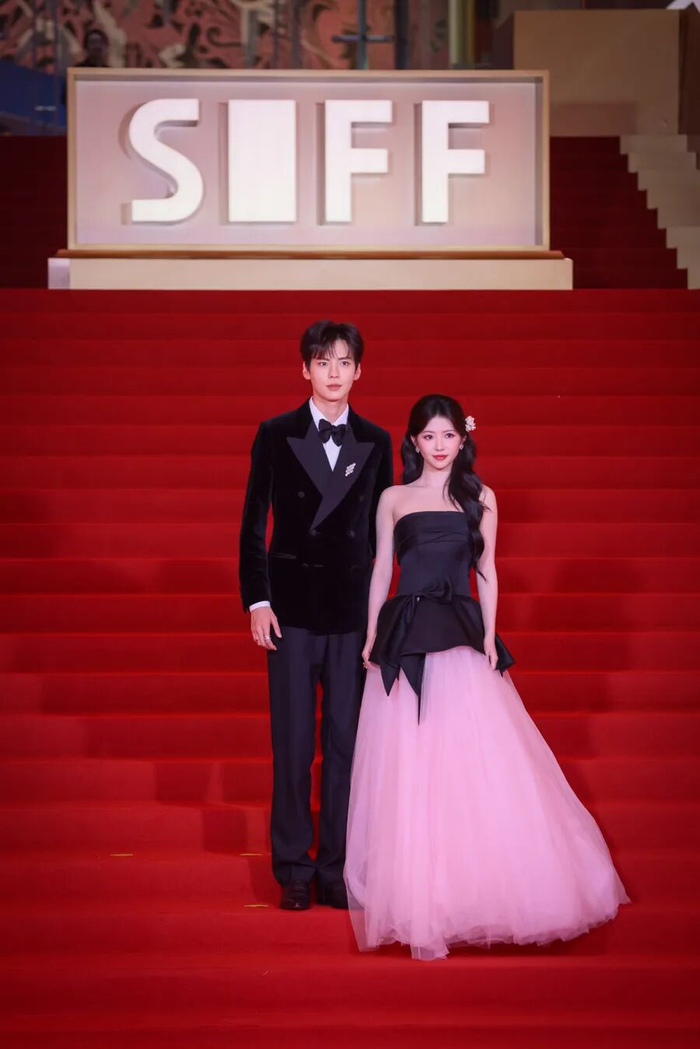 图为：《我想留在你身边》主演毕雯珺、何蓝逗。
