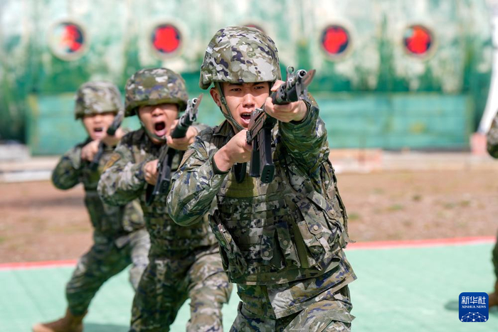 　　6月11日，武警青海总队海西支队执勤九中队官兵在开展刺杀操训练。新华社记者 张铖 摄
