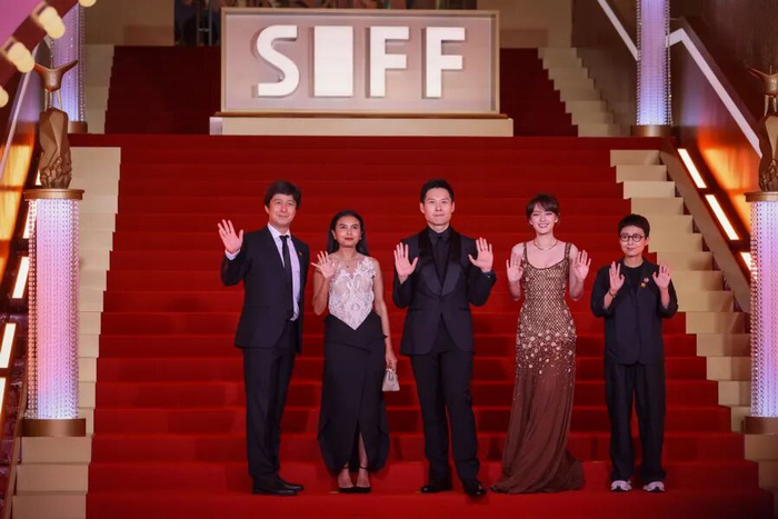 图为：亚洲新人奖评委法尔哈特·沙里波夫、卡米拉·安迪妮、陈哲艺、文淇、刘伽茵。