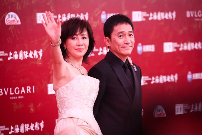 图为：刘嘉玲、梁朝伟。
