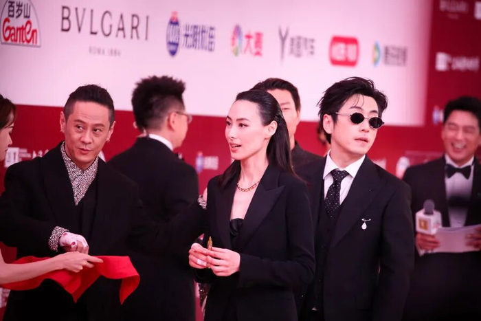 图为：梁洛施。