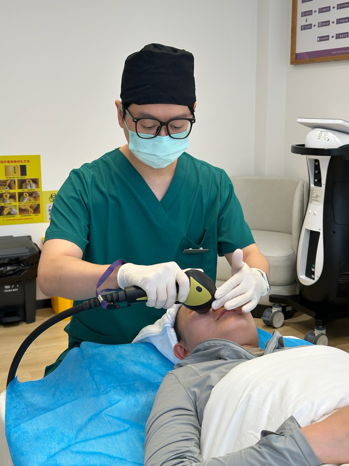 美容院工作人员正在为顾客做项目