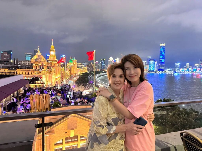 2025年，巫艳婷和麦考尔同游上海