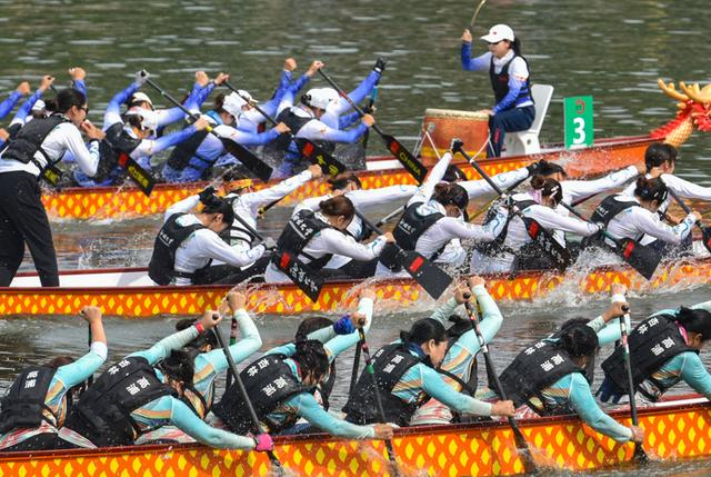6月13日，女子龙舟队在湖北荆州举行的龙舟赛中奋勇争先。 新华社发（叶力铭摄）