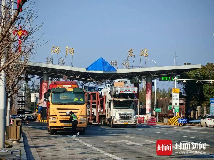 运送冻副产品的货车，在泌阳东站下出口被扣押。图源：封面新闻