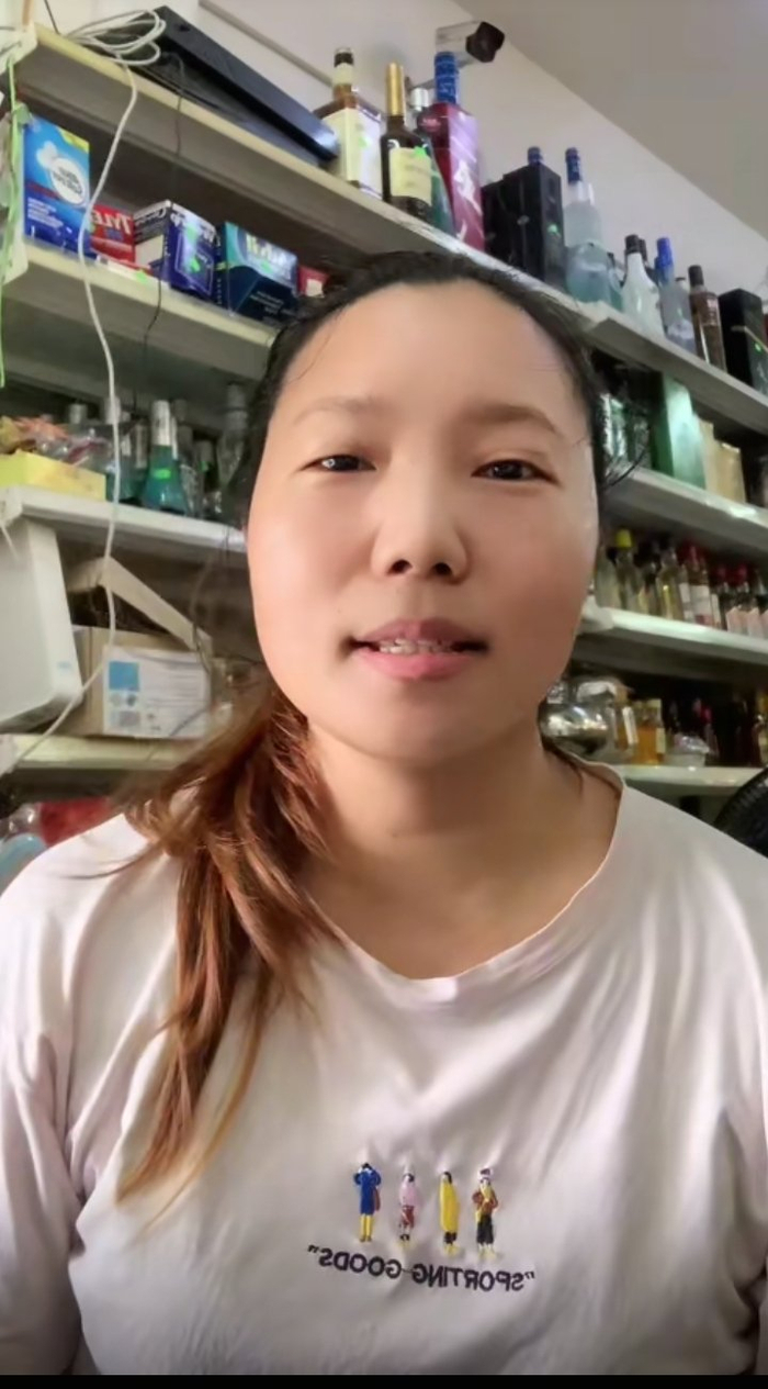 英子在她的杂货店（视频截图）